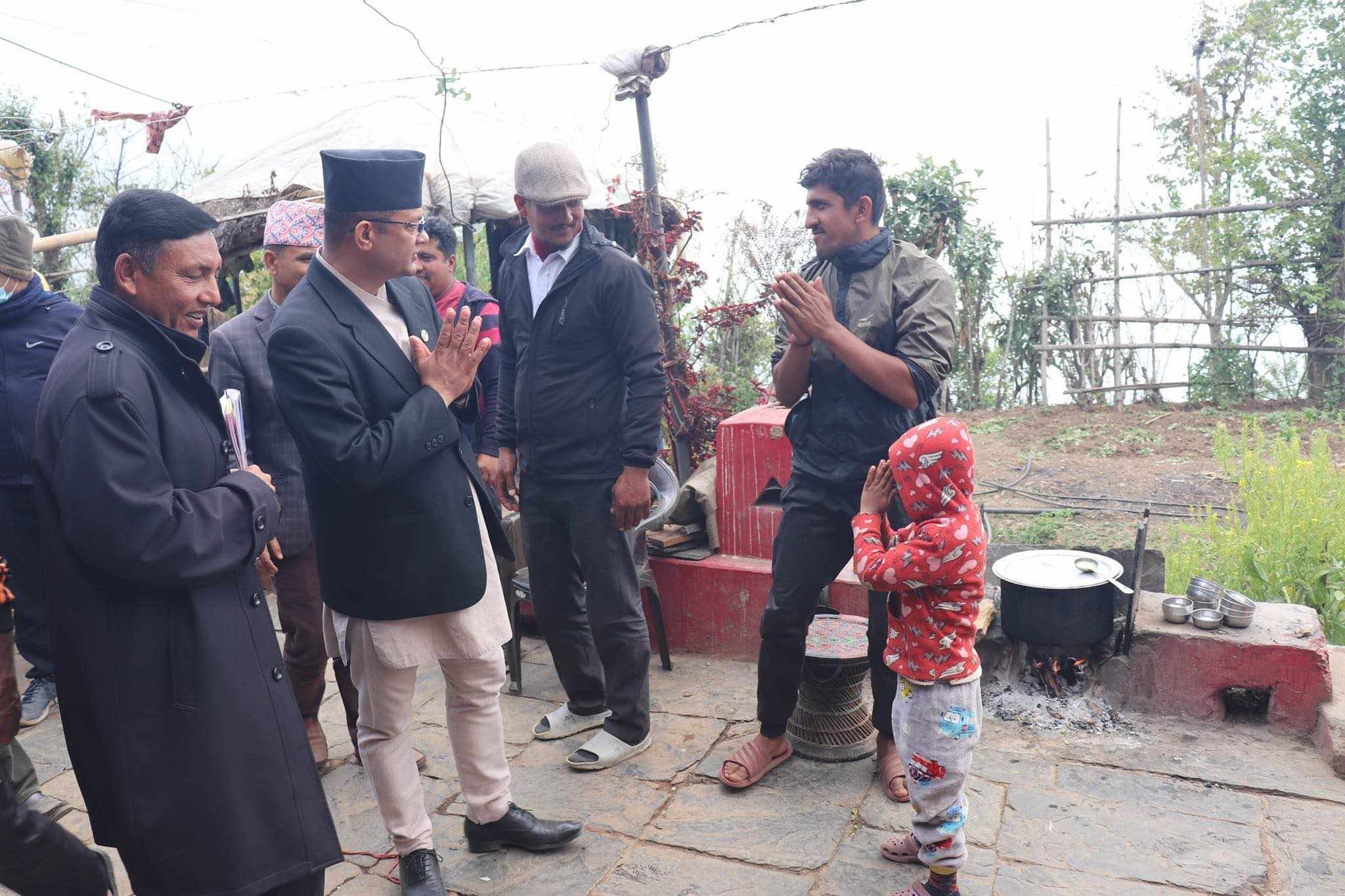 बाँदर नियन्त्रण गर्ने कानून बनाइदिन कानूनमन्त्री गिरीलाई पर्वतका स्थानीयको आग्रह